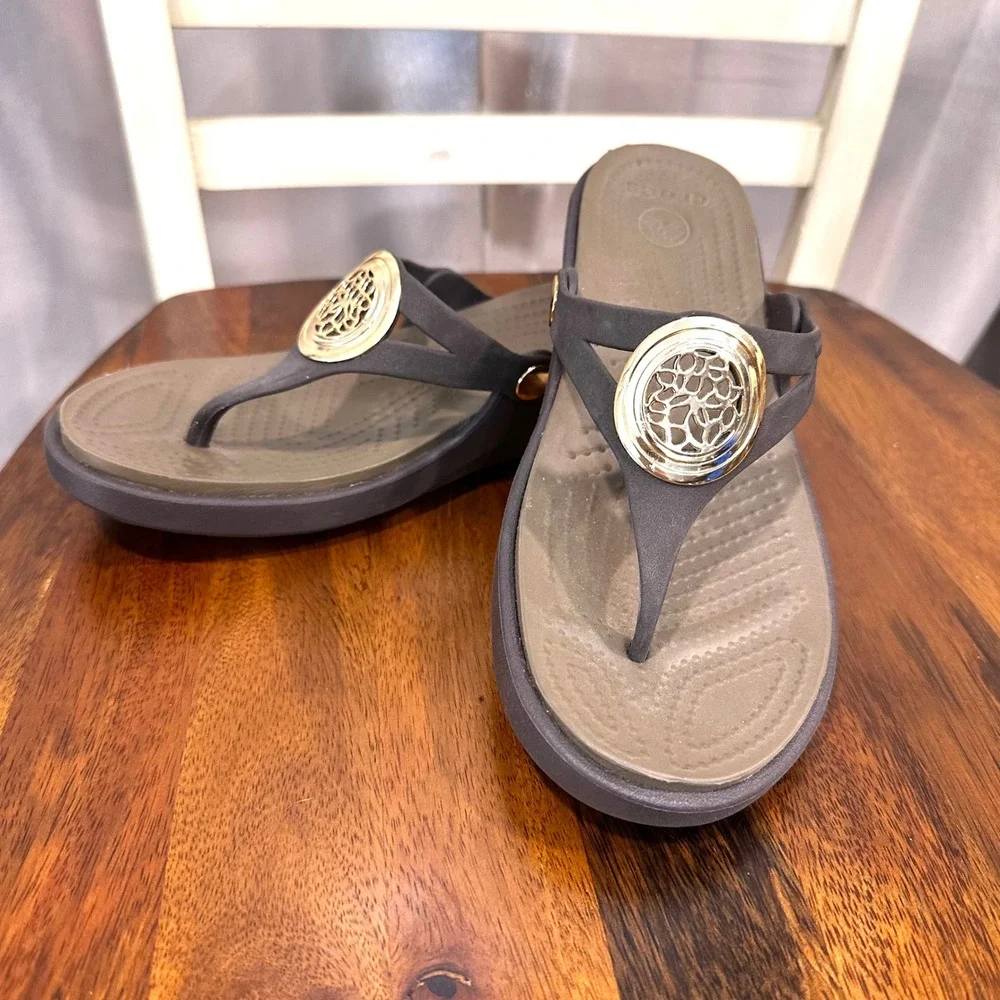 Crocs Sanrah Circle Sandals Women Size 7 Espresso Gold Medallion Wedge Flip Flop